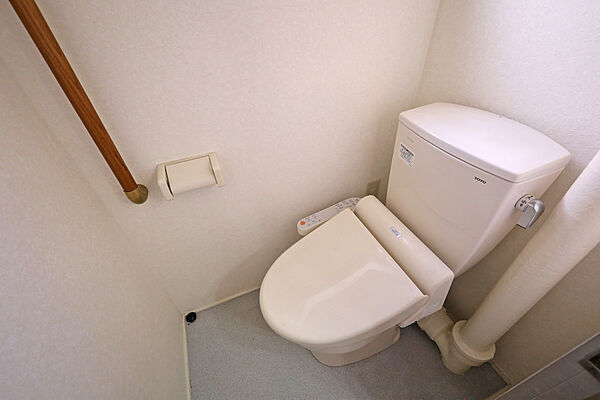 トイレ。新しいトイレへの交換など、水回りのリフォームのご提案も行っておりますので、お気軽にお問い合わせください。［2026年8月20日撮影］