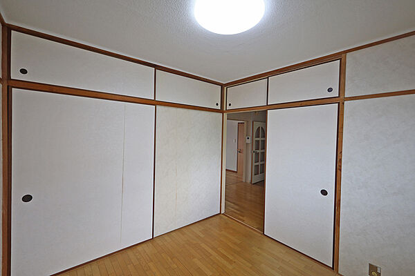 北側洋室約4.5帖。収納付きですので、お部屋を広くお使いいただけます。［2026年8月20日撮影］