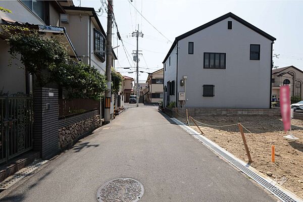 物件の北側前面道路（西側から）［2026年7月21日撮影］