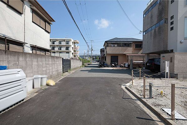 物件の西側前面道路（南側から）［2026年7月21日撮影］