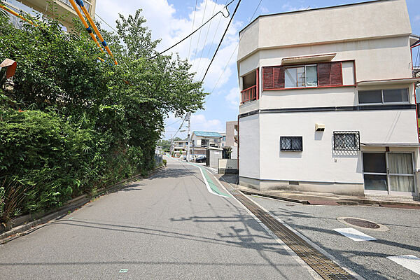 物件の北側前面道路（西側から）［2026年7月23日撮影］