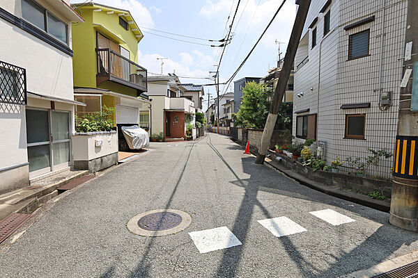 物件の西側前面道路（北側から）［2026年7月23日撮影］