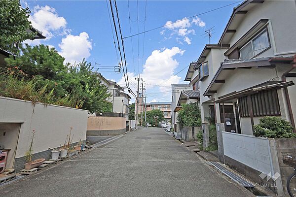 物件の南側前面道路（西側から）［2026年7月25日撮影］