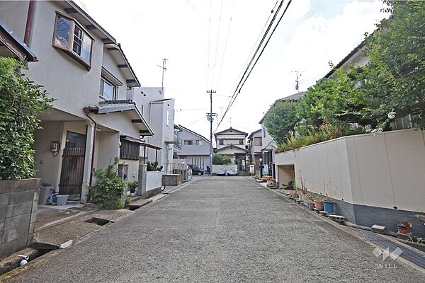 物件の南側前面道路（東側から）［2026年7月25日撮影］