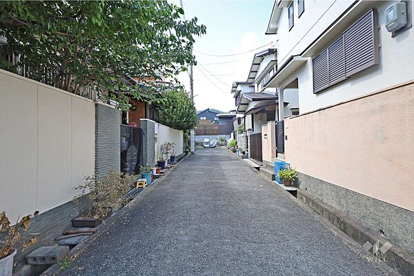 物件の東側前面道路（南側から）［2026年7月25日撮影］