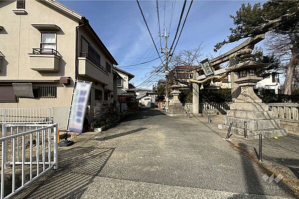 物件の北側前面道路（東側から）［2025年2月21日撮影］道路向かいには八坂神社があります。