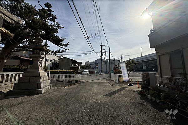 物件の北側前面道路（西側から）［2025年2月21日撮影］道路向かいには八坂神社があります。
