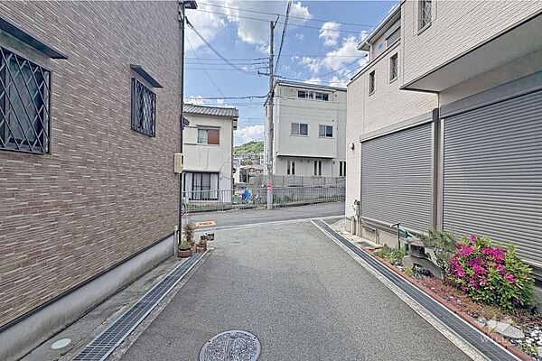 物件の南側前面道路（東側から）［2026年4月25日撮影］