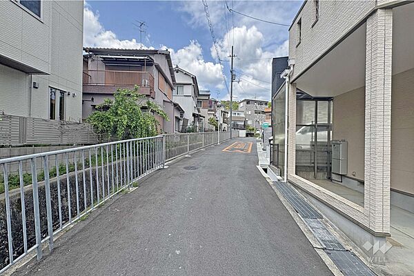 物件の西側前面道路（南側から）［2026年4月25日撮影］