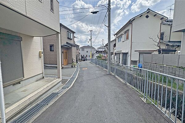 物件の南側前面道路（北側から）［2026年4月25日撮影］
