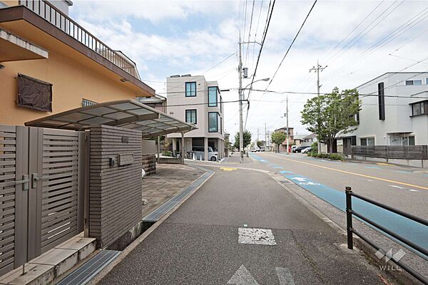 物件の北側前面道路（東側から）［2026年8月4日撮影］