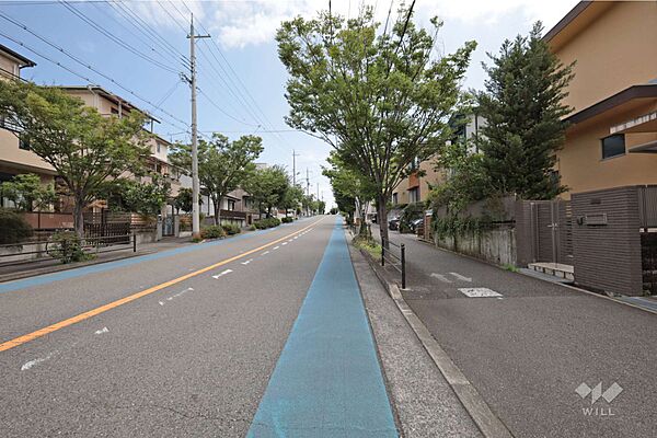 物件の北側前面道路（西側から）［2026年8月4日撮影］