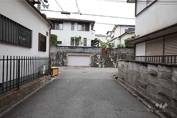 物件の北東側前面道路（北西側から）［2026年8月4日撮影］