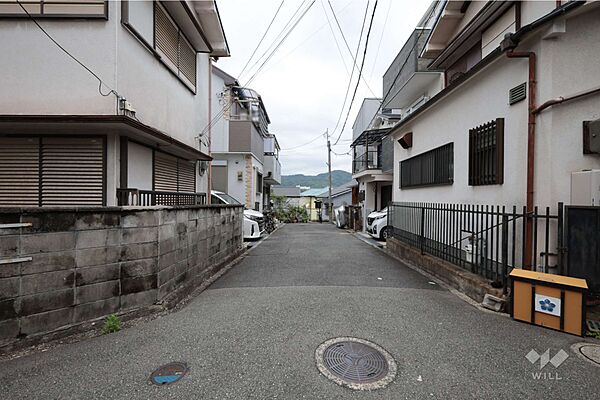 物件の北東側前面道路（南東側から）［2026年8月4日撮影］