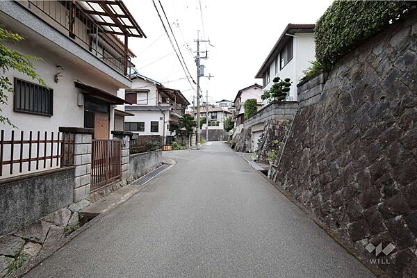 物件の南東側前面道路（南西側から）［2026年8月4日撮影］