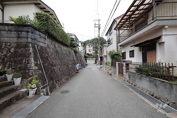 物件の南東側前面道路（北東側から）［2026年8月4日撮影］