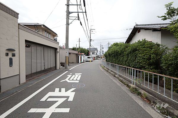 物件の東側前面道路（北側から）［2026年8月4日撮影］