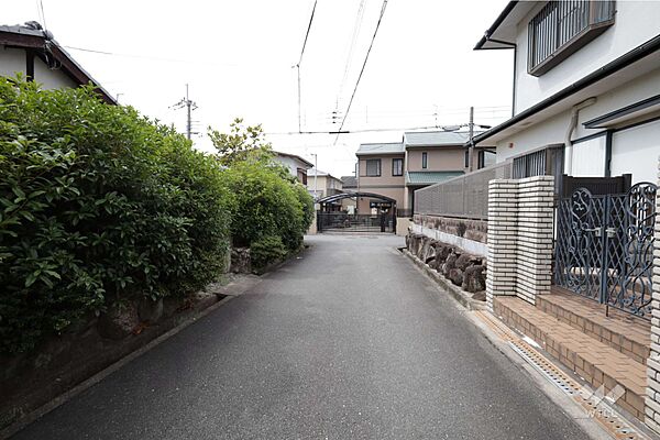 物件の西側前面道路（北側から）［2026年8月4日撮影］