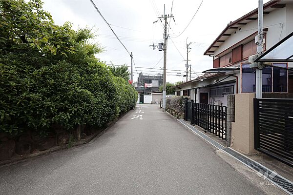物件の南側前面道路（西側から）［2026年8月4日撮影］