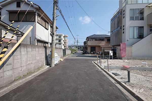 物件の西側前面道路（南側から）［2026年7月21日撮影］