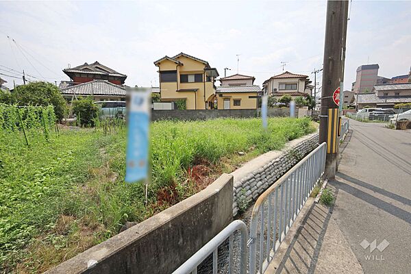 物件の外観（北西側から）。地勢は平坦。南西付け道路で採光良好です。［2026年8月3日撮影］