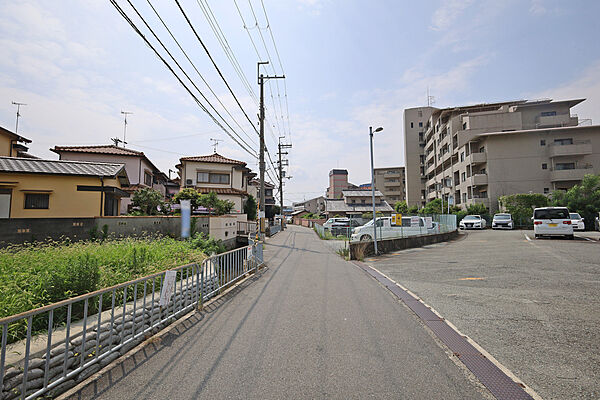 物件の南西側前面道路（北側から）［2026年8月3日撮影］