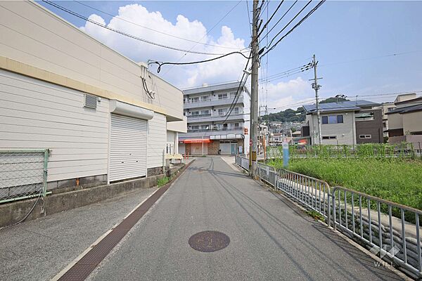 物件の南西側前面道路（南側から）。新御堂筋にアクセスしやすく、車での移動に便利です。［2026年8月3日撮影］