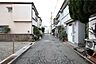 外観：物件の西側前面道路（北側から）［2026年8月4日撮影］