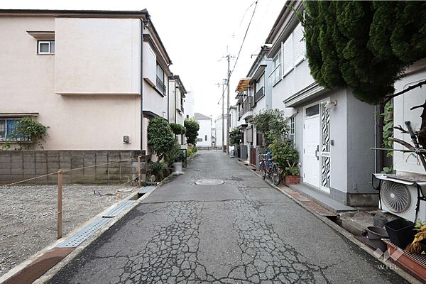 物件の西側前面道路（北側から）［2026年8月4日撮影］