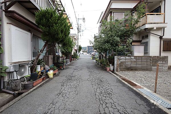 物件の西側前面道路（南側から）［2026年8月4日撮影］