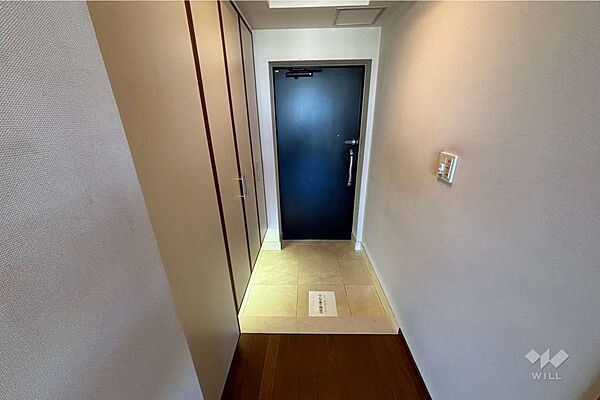 玄関。シューズボックス付きでたっぷり収納でき、玄関が散らかる心配も少ないです。［2026年8月10日撮影］