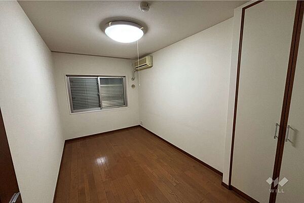 北西側洋室約5.1帖。子供部屋としても主寝室としてもお使いいただけます。［2026年8月10日撮影］