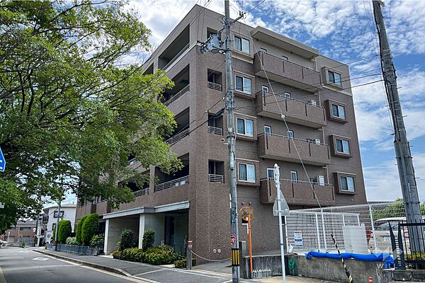 ステイツ箕面の外観（北東側から）外壁は茶系の落ち着いたタイル張り。ペットの飼育が可能なマンションです。