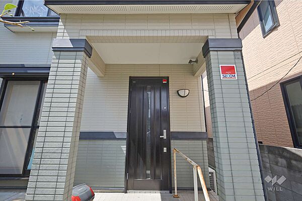物件の玄関。しっかりとした庇があり、雨の日の出入りも安心です。［2026年8月1日撮影］