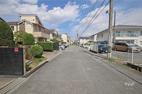 物件の南側前面道路（西側から）幅員が6mございますので、お車での移動もスムーズです。［2026年8月1日撮影］