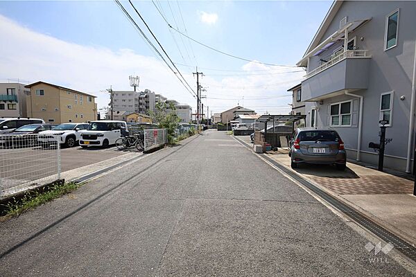 物件の南側前面道路（東側から）幅員が6mございますので、お車での移動もスムーズです。［2026年8月1日撮影］