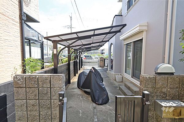 物件の駐車スペース。カーポート付きで、雨や直射日光から大切なお車を守ることができます。［2026年8月1日撮影］