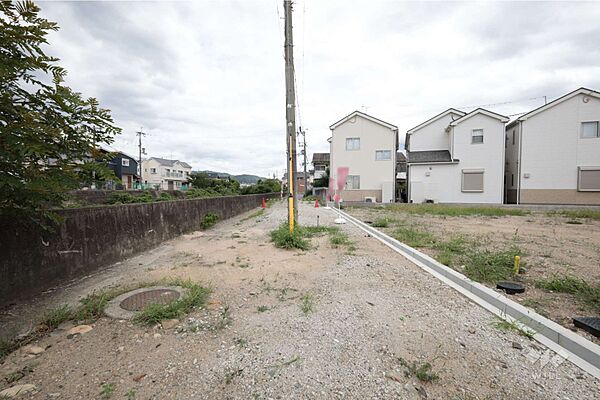 物件の北西側前面道路（南西側から）［2026年8月18日撮影］