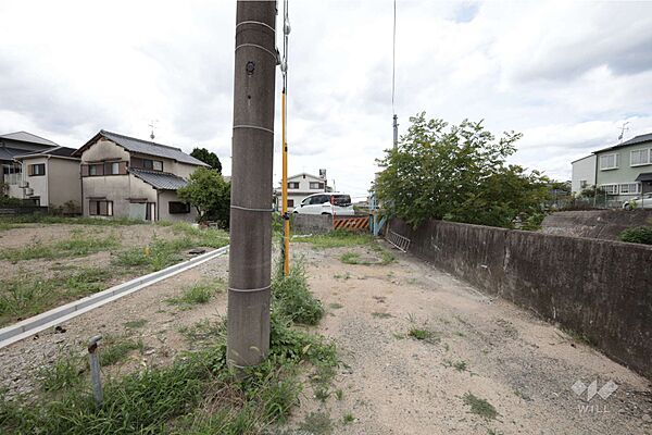 物件の北西側前面道路（北東側から）［2026年8月18日撮影］