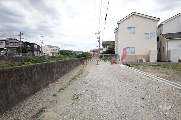 物件の北西側前面道路（南西側から）［2026年8月18日撮影］