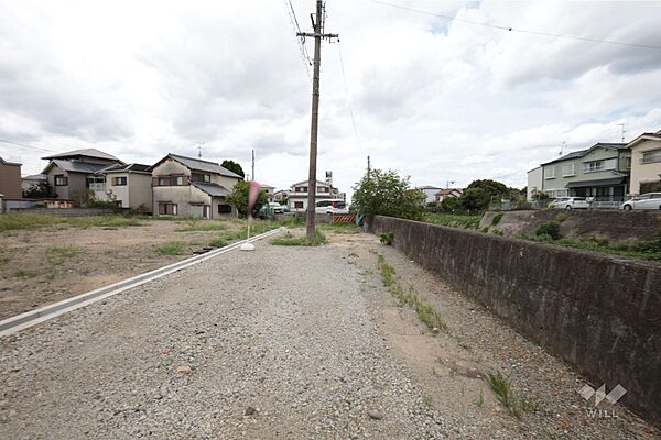 物件の北西側前面道路（北東側から）［2026年8月18日撮影］