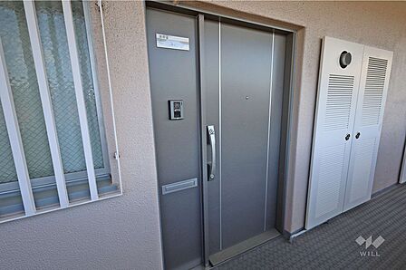 物件の玄関。TVモニター付きのインターホンで、対応前に来客の顔を確認でき、安心です。［2026年8月10日撮影］