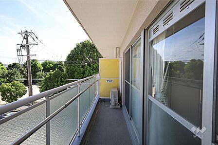 バルコニー。前面に建物がないため、採光・通風良好です。［2026年8月10日撮影］