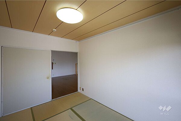 南西側和室約6帖。襖を開ければリビングと空間がつながりより広く感じられます。［2026年8月10日撮影］