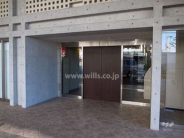 マンションのエントランス。オートロックが付いており、セキュリティ面も配慮されています。