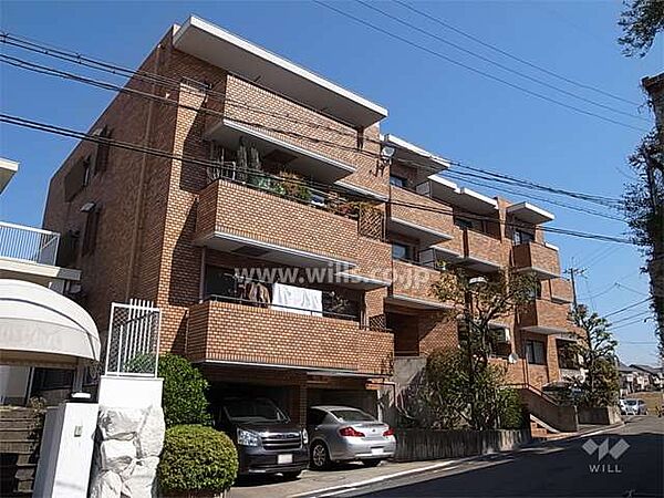 千里中央ガーデンズの外観（南西側から）外壁は高級感のあるタイル張り。