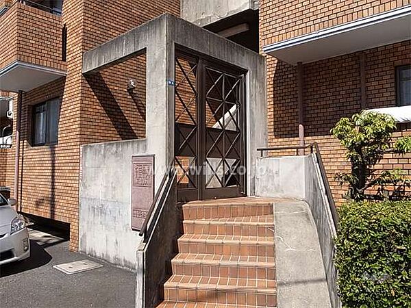 物件のエントランス。建物は低層3階建てです。