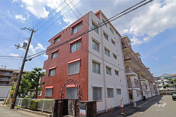 メゾン箕面青松園前2番館の外観（北東側から）周辺は一戸建てとマンションが混在した緑豊かな住宅地です。