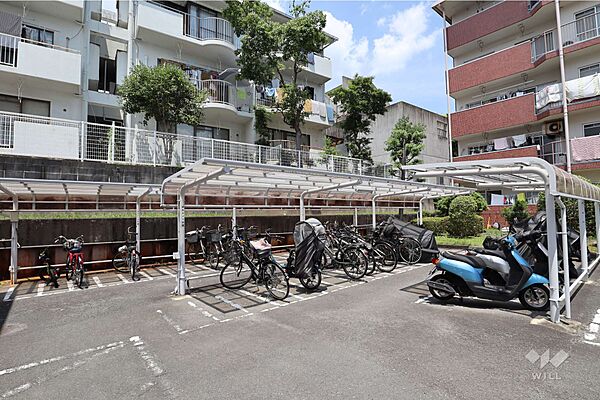 駐輪場。雨で濡れる心配が少ない屋根付きです。