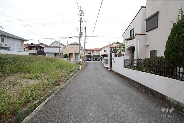 物件の南側前面道路（西側から）［2026年7月7日撮影］
